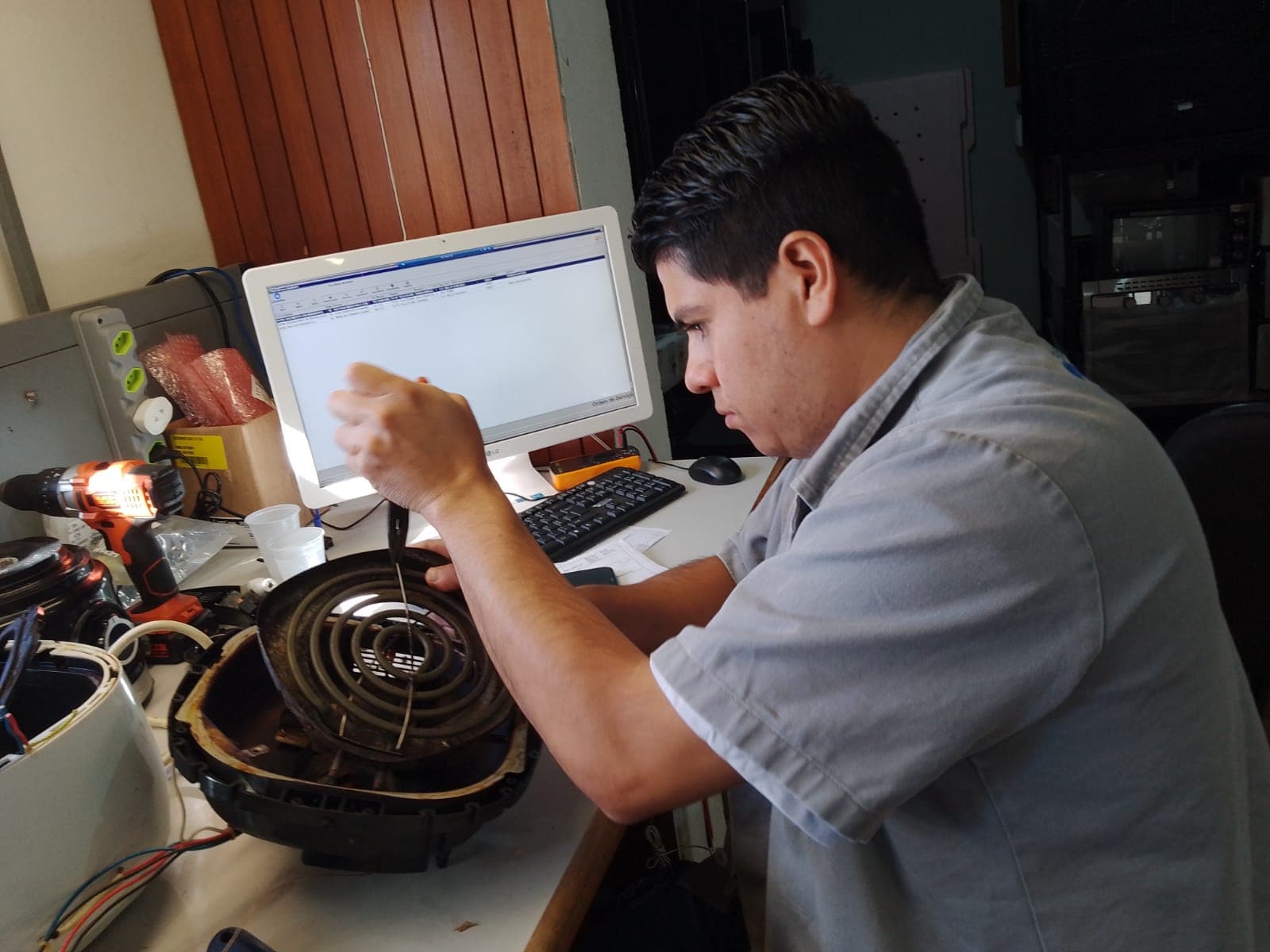Técnico da Colorsom realizando um reparo na bancada